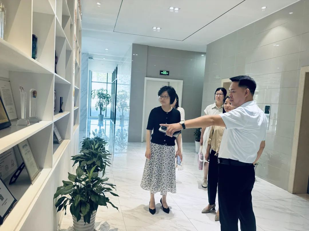 新聞 | 吳涇鎮(zhèn)黨委領導蒞臨寶開，夏送清涼，慰問一線