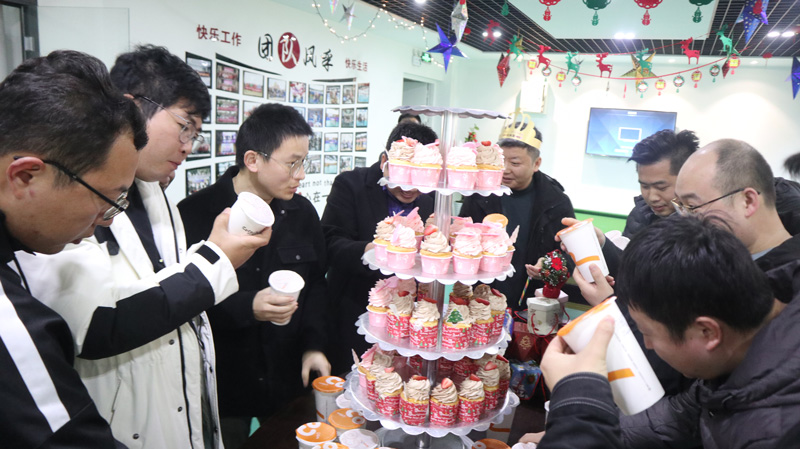 繽紛平安夜，歡樂圣誕節(jié) | 寶開舉辦第四季度員工集體生日會