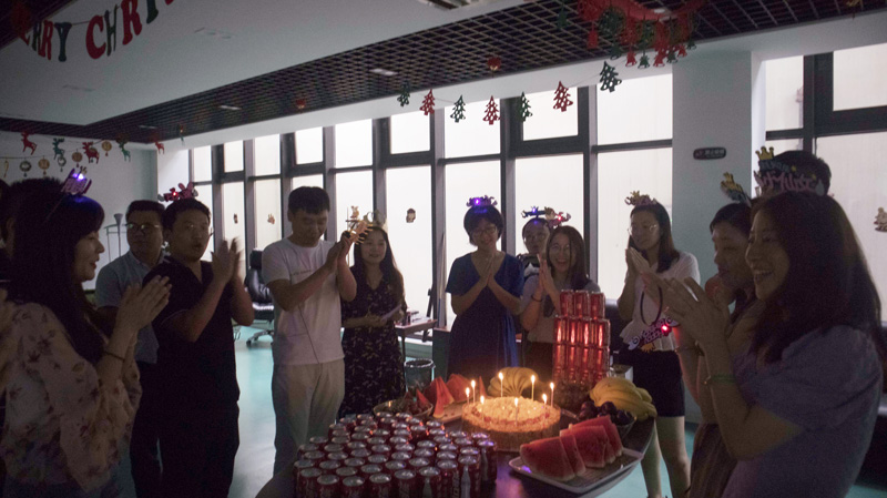 八月集體生日會(huì) | 與久違的祝?；馃嵯嘧?  src="/uploads/allimg/210903/1-210Z31421225M.jpg" /></p>
<p>小伙伴們集聚一堂，合唱生日歌，為“壽星”送祝福。</p>
<p><img alt=