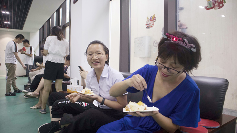 八月集體生日會(huì) | 與久違的祝?；馃嵯嘧?  src="/uploads/allimg/210903/1-210Z3142213634.jpg" /></p>
<p>大家暫時(shí)放下手中的工作，品美食，拍美照，收集美麗的心情，用一次小憩，為工作與生活積蓄能量，在歡聲笑語(yǔ)中，共度美好時(shí)光。</p>
<p><img alt=