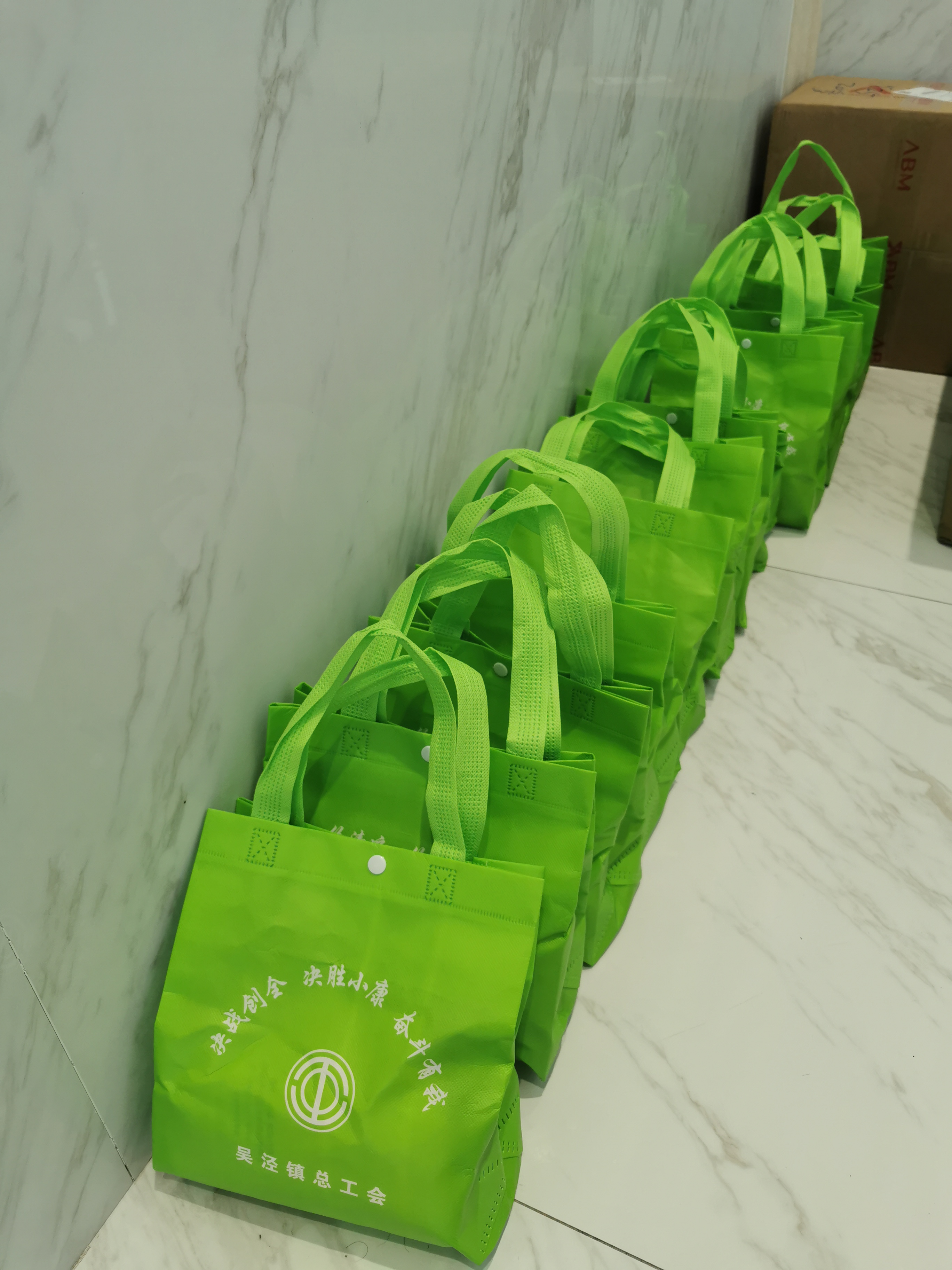 關(guān)愛職工 · 夏送清涼 | 寶開工會赴一線送清涼，致敬高溫下的堅守